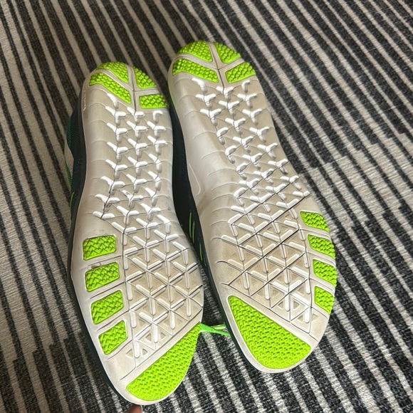 Nike Green and Blue Athletic Running Shoes - Picture 3 of 9